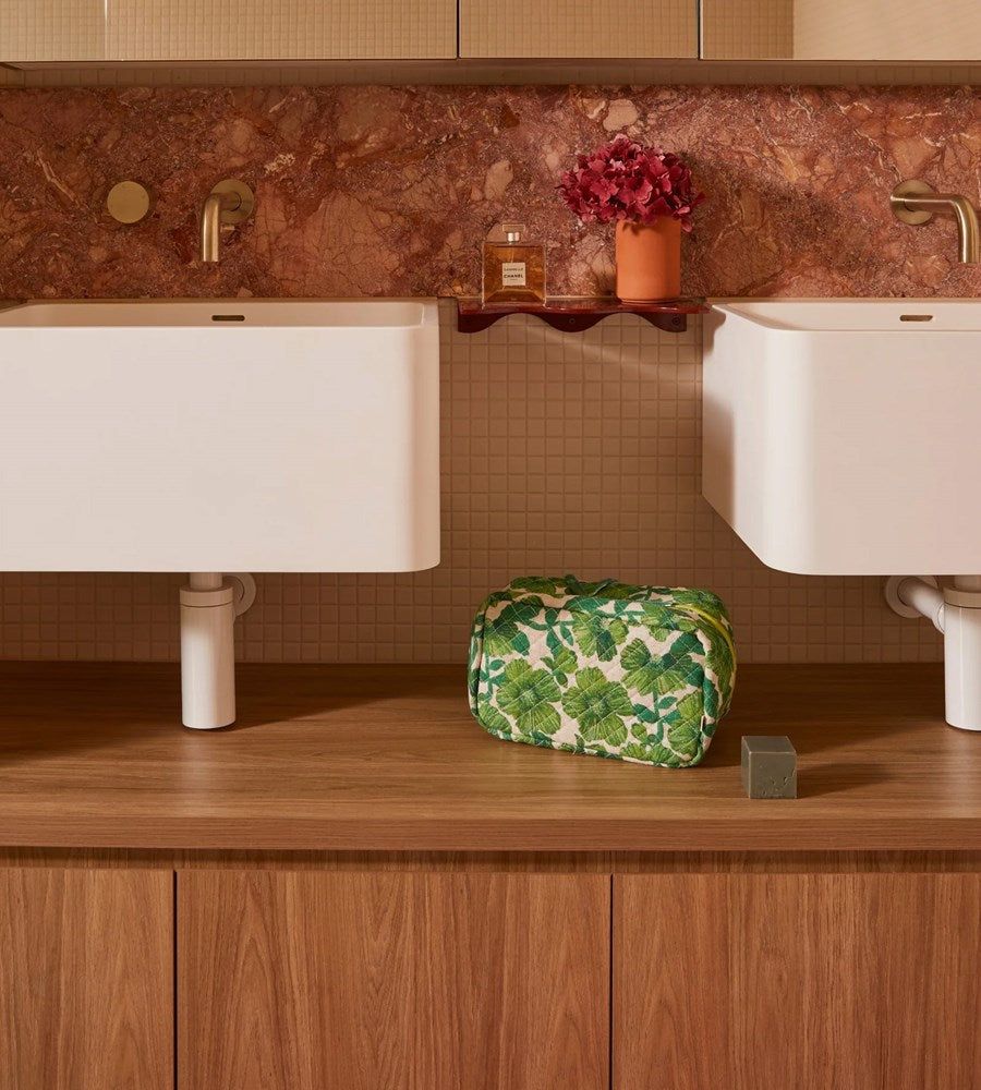 Bonnie & Neil I Toiletry Bag Medium I Leon Emerald