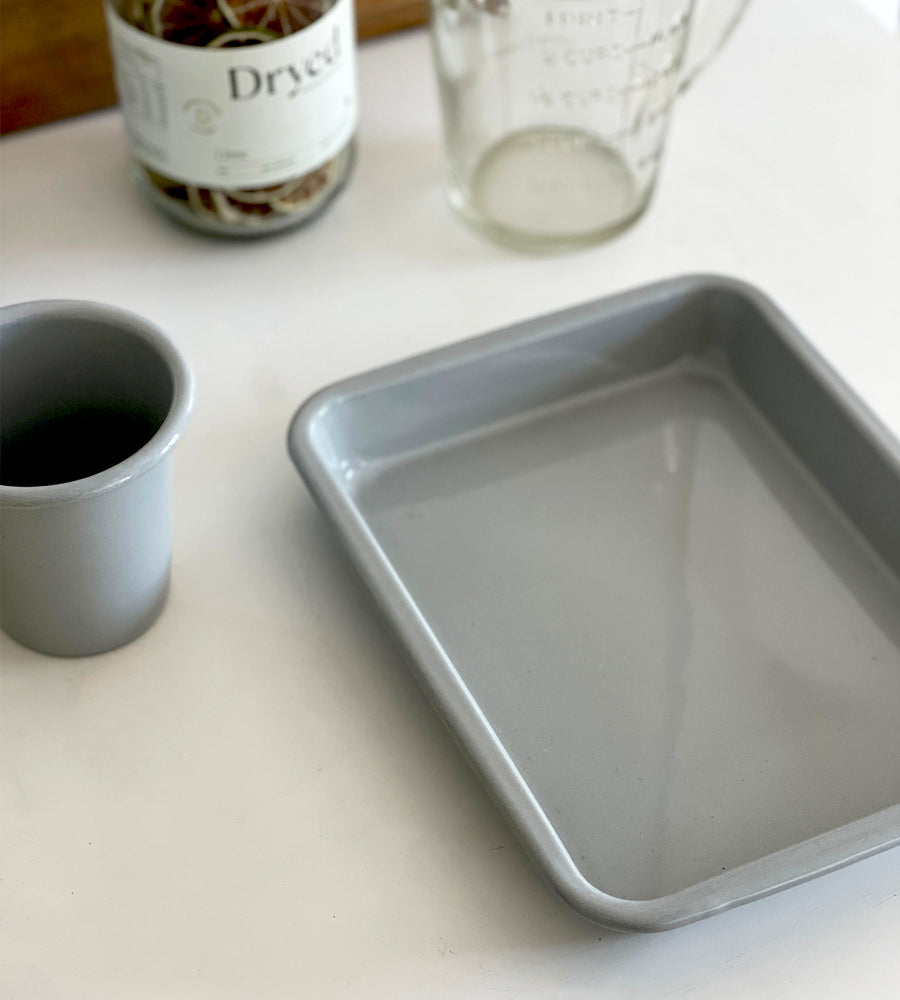 ENAMEL SMALL BAKING TRAY 24CM |SOFT GREY