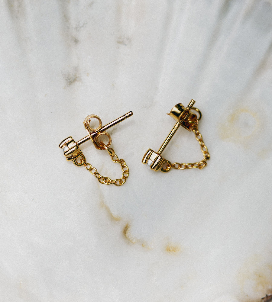 La Dailie | The Lucia Delicate Chain and Pearl Earrings | Gold