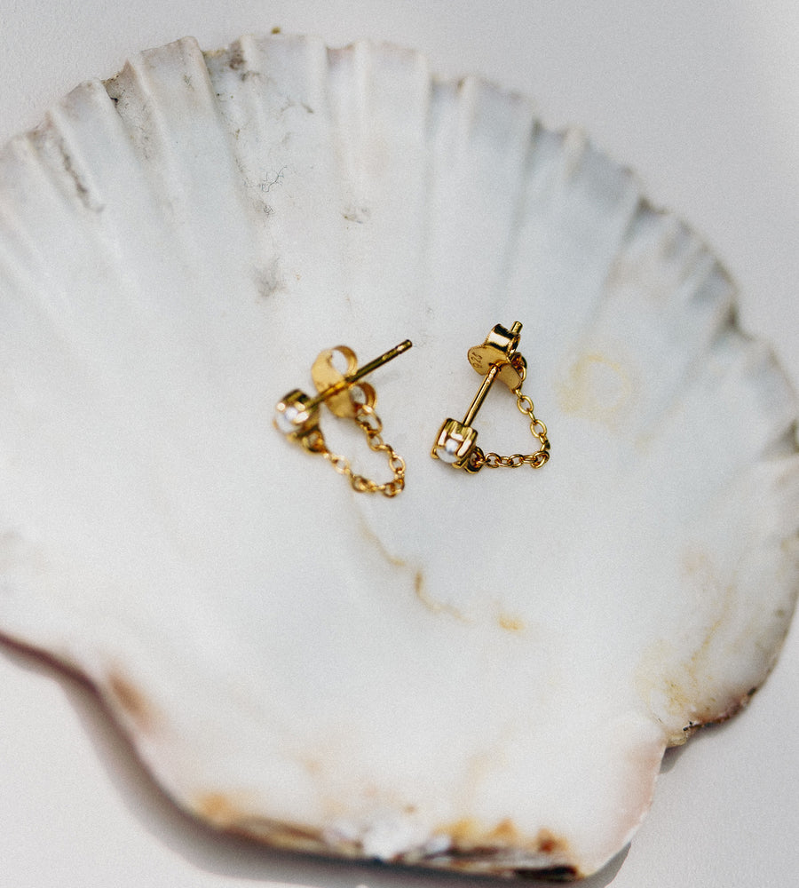 La Dailie | The Lucia Delicate Chain and Pearl Earrings | Gold